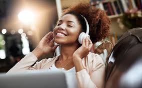 Na mesma medida em que a arte visual influencia de forma impactante e positiva a forma como se sente no local de trabalho , a música contribui para se sentir realmente bem no sítio onde executa a sua atividade profissional, fazendo. Dez Beneficios De Ouvir Musica Relaxante Som Do Meu Tempo