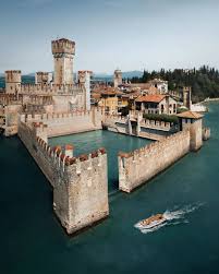 Post su game of thrones scritto da gameofthronesitaly. Places To Visit Before You Die Getting Some Serious Game Of Thrones Feels From This Fortress Lake Garda Italy Jord Hammond Facebook