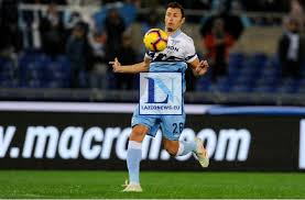 Va sta pe bancă la meciul cu cagliari, din serie a. Genoa Lazio Scambio Speciale Di Maglia Tra I Due Radu Foto Lazionews Eu