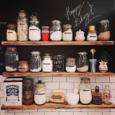 Les Bocaux En Verre Sont Un Vrai Hit Pour La Cuisine Decoration Cuisine Etagere Cuisine Bocaux En Verre