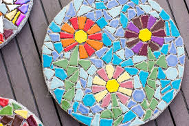 Die fliesen sollten sie jedoch nicht wie geschirr zerschlagen. Diy Mosaik Gehwegplatten Fur Den Garten Hausbau Garten Diy Inspirationen Baby Kind Und Meer
