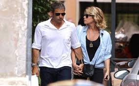 Alessia marcuzzi alessia marcuzzi (roma, 11 novembre 1972) è una conduttrice televisiva, attrice e showgirl italiana. Chi E Paolo Calabresi Marconi Marito Di Alessia Marcuzzi Eta Figli Biografia Vita Privata Carriera Alphabetcity