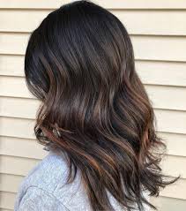 Sui capelli neri è perfetto un hair chalk sul rosa, sul verde oppure sul celeste perché questi riflessi creano un contrasto di colore decisamente . Top 50 Capelli Castano Scuro Con Riflessi Per Il 2022 Capellidistile It