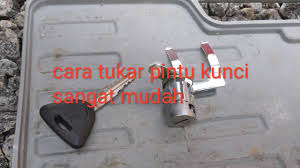 Akibatnya, palang pintu perlintasan ka tersebut patah. Cara Tukar Kunci Pintu Kereta Wira Door Key Youtube