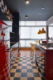 Fliesen Schachbrettmuster Schwarz Weiss Kueche Roter Smeg Retro Kuehlschrank Moderne Wohnung Wohnungseinrichtung Zeitgenossisches Apartment