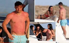 Welcome to my official facebook page! Fotot Xherdan Shaqiri Ne Jaht Me Nje Grup Femrash Seksi Direkt Pas Ndarjes Nga Dhurata Ahmetaj