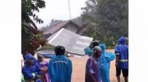 Kabid humas polda kalsel kombes mochamad rifa'i mengatakan, untuk wilayah hukum polres banjar, tim yang dikerahkan beranggotakan tim sar polres banjar, tni, basarnas, dan stakeholder lainnya. H7ukwdpao4xkom