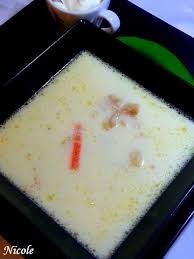 4 copanele de pui, 1 morcov, 1 radacina patrunjel, 1 ceapa, 1 bucata de telina, 1 ardei gras, 1 rosie, 1/2 sfecla rosie mica, 2 cartofi medii, verdeata: Ciorba De Burta Retete Originale Cu Nicole