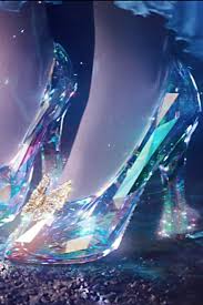 Když se její nevlastní sestry hodlají zúčastnit konkursu na muzikál o popelce v luxusním přímořském. Cinderella Schuhe In Filmen Schuhe Die Wir Nicht Vergessen Glass Slipper Cinderella Cinderella Shoes Glass Shoes