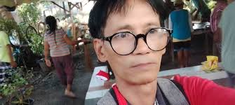 A pair of NS GEs lead a manifest down the Rathole as a few locals look on. 