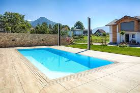 Schwimmbecken Mit Uberlaufrinne Aus Stein Pool Mit Rollschutz Schwimmbecken Pool Schwimmen