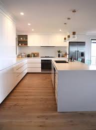 All White And Light Wood Kitchen With Small Matching Pendants Over The Island Kuchendesign Wohnung Kuche Kuchen Design