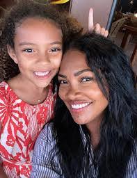 Tracy Robbins's Instagram, Twitter & Facebook