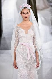 Den mondänen look runden damen dann nur noch mit passenden pumps ab und setzen mit ein paar hochwertigen perlen einen gekonnten akzent. Kaviar Gauche Die Brautkleider Fur Fruhjahr Sommer 2018 Brigitte De