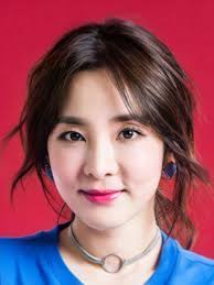 She was a member of 2ne1 and goes by the name of dara (다라) or just sandara (산다라). Sandara Park ë°•ì‚°ë‹¤ë¼ Mydramalist