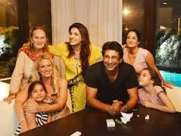 The Pakistani Legendary Cricketer Wasim Akram Proposed His Australian Girlfriend Shaniera Thompson To Marry Earli Celebrity Updates Thompson Public Relations