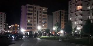 Elazığ'da deprem çadırları depremzedelerin kullanımına sunuldu. Video Elazig Depremi Diyarbakir Da Panige Yol Acti