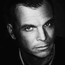 WER BIN ICH EIGENTLICH? WOHER KOMME ICH? WOFÜR STEHE ICH EIN? Naja, erstmal  bin ich Philipp Burger aus Brixen in Südtirol. Geboren am 25. März 1981 in  Sterzing, einer kleinen Stadt im