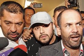Hoffman siempre se vio atraída por la televisión, la actuación y el teatro. Arrestan Al Cantante Gerardo Ortiz Paga Fianza Y Sale