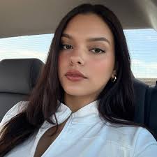 Maria Cespedes's Instagram, Twitter & Facebook