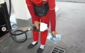 Gaji para karyawan alfamart juga di bilang hampir sama, berbeda selisih beberapa saja dari nominal gaji dari seorang pegawai indomaret. Viral Petugas Spbu Siram Uang Milik Pengemudi Dengan Bensin Okezone News