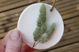 Et pourquoi pas de la pâte à sel pour la fête des pères !! 3 Diy Faciles Pour La Fete Des Meres Sur Le Theme Des Fleurs M Comme