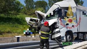 Incidente oggi, giovedí 24 gennaio, al porto di olbia. Muore Un Camionista Nello Scontro Fra Due Tir Inferno Sull Autostrada