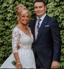 Los dos vestidos de novia de belén esteban, al detalle. Belen Esteban Comparte Por Primera Vez Una Foto De Su Marido Miguel El Dia De Su Boda Pareja Cadena 100