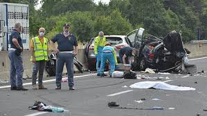 Una donna di 50 anni è stata investita da un'auto e ha perso la vita. Incidente Mortale In A15 Scontro Tra Due Auto Morti Una Ragazza Di 29 Anni E Un Ragazzo Di 25