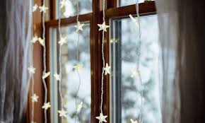 Lichterketten und leuchtobjekte sorgen ganzjährig für festliche stimmung und schaffen eine gemütliche atmosphäre, ob am weihnachtsbaum oder beim sommerfest. Lichtervorhang Inspiration Und Do It Yourself Ideen Zu Jedem Anlass