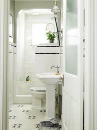 Gaya minimalis yang diterapkan pada kamar mandi berbentuk memanjang seperti ini tak akan membuat ruangan terasa sumpek. 83 Desain Kamar Mandi Minimalis Model Interior Terbaik 2017