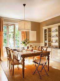 En la primera imagen te puedes darcuenta que es un comedor de blanco lo combinaron con una lampara grande con 2 floreros can binando el color delas sillas con el de las lamparas que hace que se vea muy bien, en la tercera imagen te puedes. 60 Vitrinas Para Guardar Y Decorar El Salon La Cocina El Office