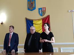 Municipiul alba iulia este situat la o altitudine de 270 m, la o distanță de 340 km de bucurești, 100 km de cluj, 70 km de sibiu și la 241 km de arad și are o suprafață de 10.365 ha. Juridice