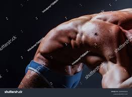 热乎乎的脱衣裤很有诱惑力。男性健身，性感的模特大秀身材。性感男人的情色肖像。健美运动员露腹肌。赤裸上身的拉丁人。裸体男照片。强壮的性感男人。带有公形的横幅库存照片2587679379  | Shutterstock