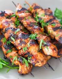 La Recette Epique De Brochettes De Poulet Biere Et Miel Sur Le Bbq Recipe Chicken Skewer Recipe Honey Bbq Chicken Bbq Recipes