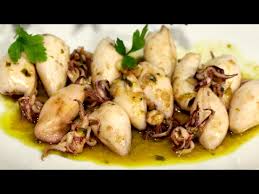 Limpiamos los calamares pequeños y los picamos junto con alas y las patas del calamar grande , los huevos duros, la sobrasada , el ajo , el perejil , la sal , la nuez moscada y un poco de aceite de oliva. Chipirones En Salsa Verde Receta Facil Y Deliciosa Video NÂº 64 Youtube