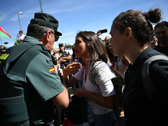 Irene Montero se unió a los manifestantes propalestinos que obligaron a  desviar la etapa 20 de la Vuelta a España