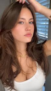 No rizz just brunette & green eyes