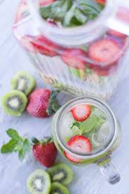 Eau Detox Fraise Kiwi Menthe Des Eaux Detox Pour S Hydrater Sante Elle A Table Recettes D Infusions Eau Infusee Aux Fruits Eau Infusee