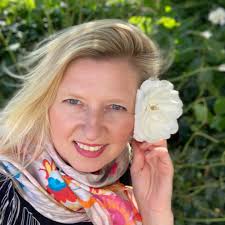 Hello and welcome to my page! Since many of you are new to my page I want  to share a bit about who I am: I've created this page as a community