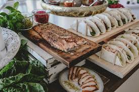 Bei der hochzeit in köln kann daher beim catering auf klassische deftige speisen wie braten, haxe oder neben der option auf externe caterer zu setzen, was in köln durchaus legitim und beliebt ist. Hochzeits Catering Koeln Modern Wie Ware Es Mit Tacos Zum Selbst Befullen Z B Mit Flammlachs Und Leckeren Sal Hochzeits Catering Catering Lebensmittel Essen