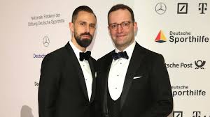 He is a member of the lower house of the federal parliament, the bundestag. Jens Spahn Ehemann Ist Auch Mit Coronavirus Infiziert Gala De
