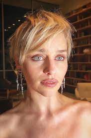 Emilia Clarke Was Sick As A Dog For The Britannia Awards And Thanks Insane Makeup Skills Short Shag Hairstyles Short Hair Styles For Round Faces Short Hair Styles