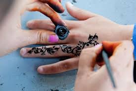 Je réalise des tatouages au henné et aux paillettes pour toutes les occasions depuis 5 ans, dans. Tatouage Henne Motifs Dessins Tutoriel Et Conseils