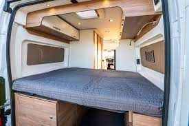 Nous proposons également ici des lits de cabine pour fourgon. Tout Savoir Sur Les Couchages A Bord Des Fourgons Amenages Le Monde Du Camping Car