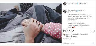 Rey mbayang mengatakan bahwa dinda hauw melakukan persalinan secara sesar. Rey Mbayang Pamer Foto Di Kasur Pengantin Baru Dinda Hauw Unggah Foto Jam 3 Pagi Bikin Heboh Netizen Hayo Abis Ngapain Semua Halaman Grid Fame