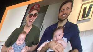 Natural de niterói, o ator deixou o marido, thales, e dois filhos pequenos, gael e romeu. Filhos De Paulo Gustavo Fazem Ponta Em Minha Mae E Uma Peca 3 Famosos Extra Online