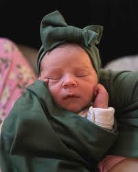 Meet Elaine Everly Collins! 😍 Officially promoted to Dad! Super proud of  how strong Allegra was doing a home birth and very excited for our new  season! Elaine wanted to wait and