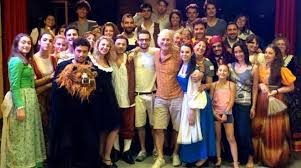 Il musical ha avuto molto successo di pubblico a broadway per più di 10 anni, ed ogni anno, una nuova generazione nella bella e la bestia, belle, una ragazza di una piccola città di provincia, incontra la bestia, che in realtà è un principe, trasformato in bestia da. La Bella E La Bestia Va In Scena Agli Industri Con Il Musical Dello Studio Enterprise Ilgiunco Net