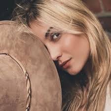 Raquel Londono's Instagram, Twitter & Facebook